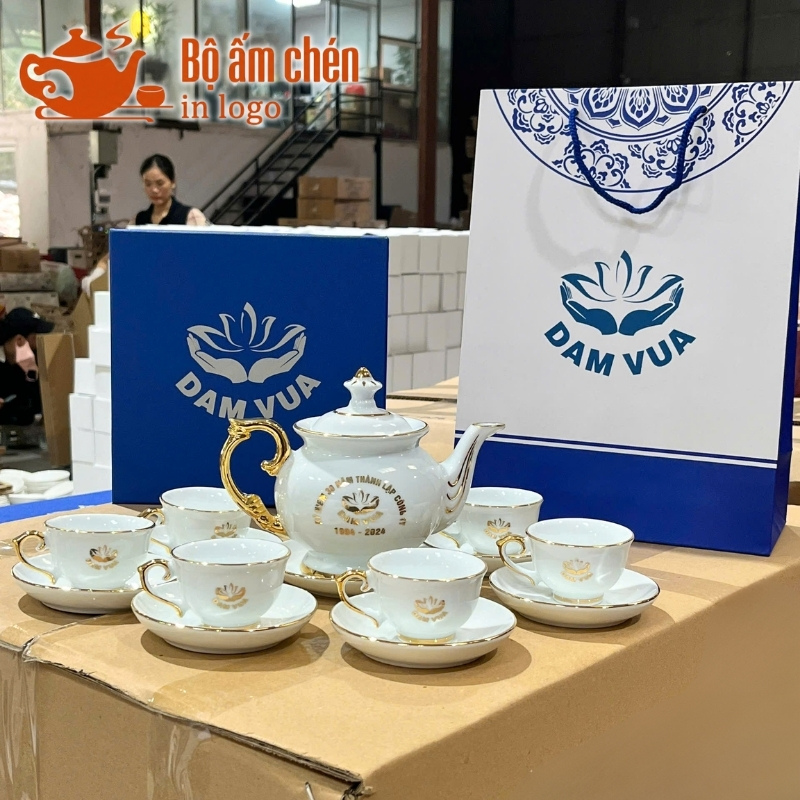 bo-am-chen-men-trang-in-logo-qua-tang-ke-chi-vang