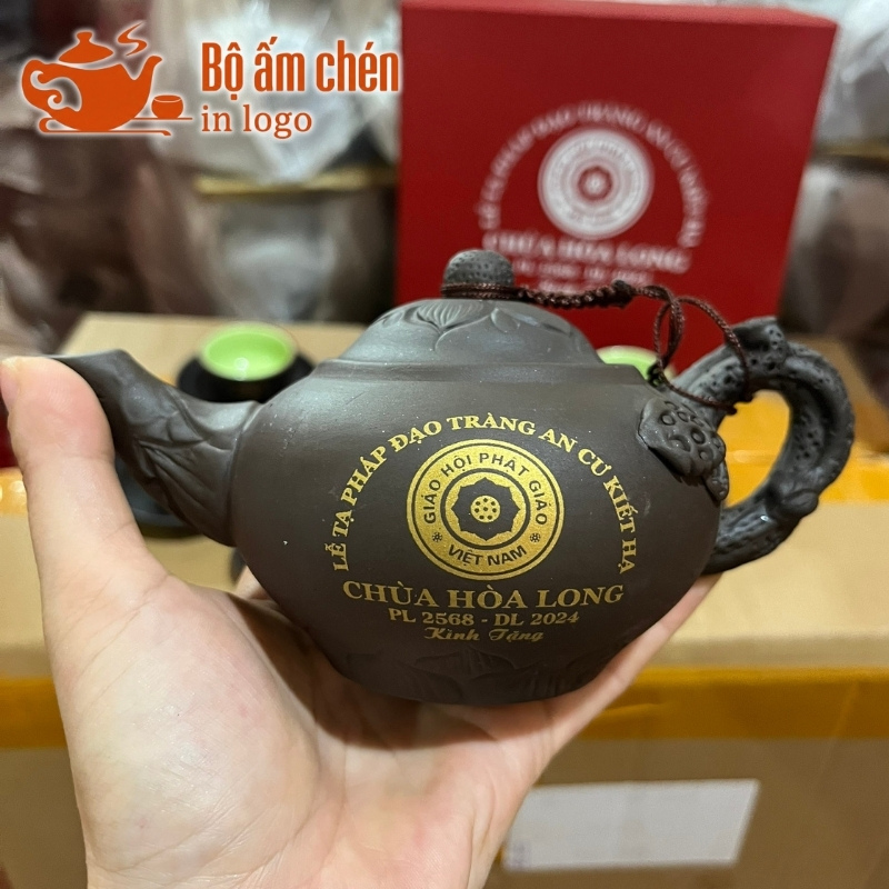 bo-am-chen-tu-sa-in-logo-qua-tang