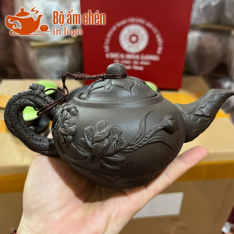 bo-am-chen-tu-sa-in-logo-qua-tang