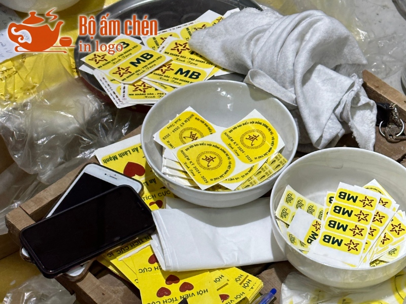 quy trình in decal logo lên bộ ấm chén