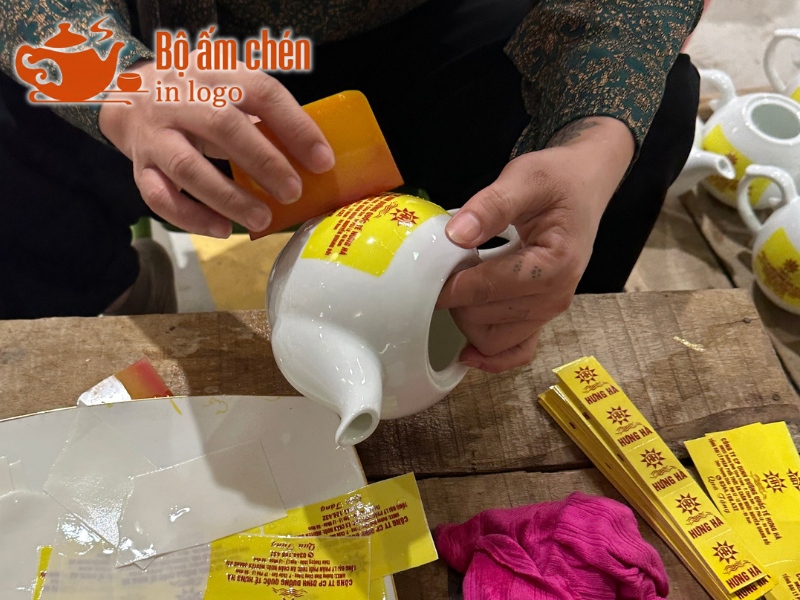quy trình in decal logo lên bộ ấm chén