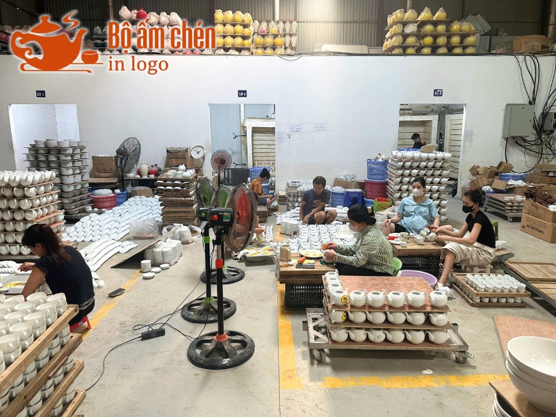 quy trình in decal logo lên bộ ấm chén