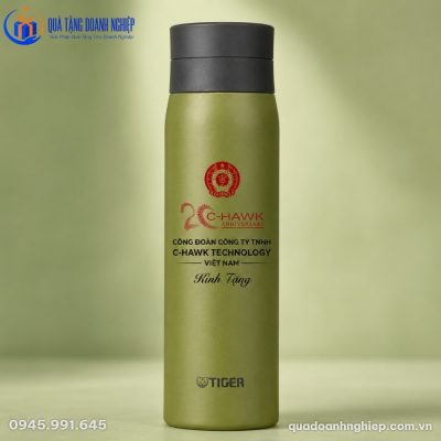Cận cảnh chi tiết in logo kỷ niệm 20 năm C-Hawk Technology sắc nét trên thân bình màu xanh rêu