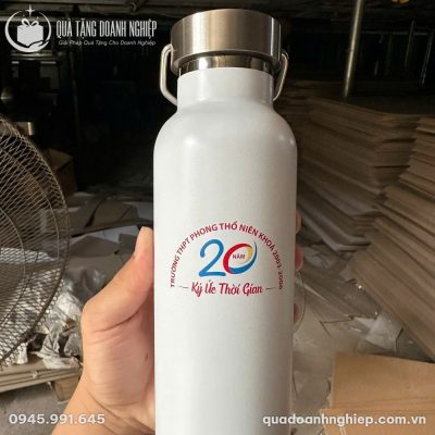 Cận cảnh logo kỷ niệm 20 năm ngày ra trường được in UV đa sắc rõ nét trên thân bình giữ nhiệt trắng