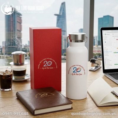 Bình giữ nhiệt 500ml đặt cạnh cuốn sổ tay da và tách cà phê trong không gian làm việc chuyên nghiệp
