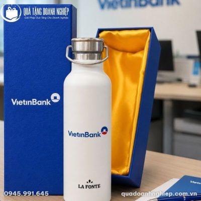 Hình ảnh thực tế bình giữ nhiệt Vietinbank La Fonte đặt cạnh hộp quà lót lụa sang trọng tại văn phòng làm việc
