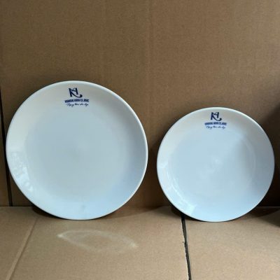 Cận cảnh bề mặt men sứ trắng láng mịn cùng logo Khang Anh Clinic được in sắc nét sát vành đĩa