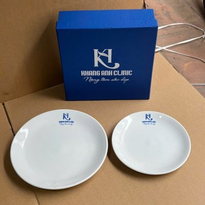 Góc nhìn từ trên xuống của hai đĩa sứ trắng và hộp đựng vuông vắn