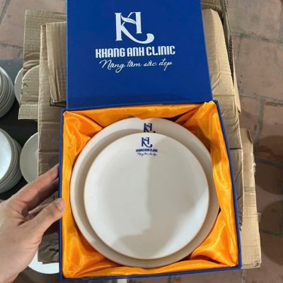 Thao tác mở hộp quà thực tế phô diễn lớp lụa bảo quản đĩa an toàn