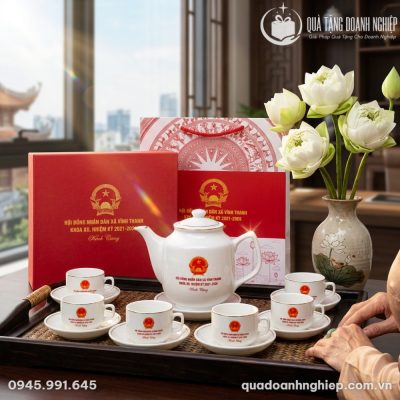 Ánh nắng ban mai rọi qua khung cửa sổ văn phòng hiện đại nơi đặt bộ ấm trà