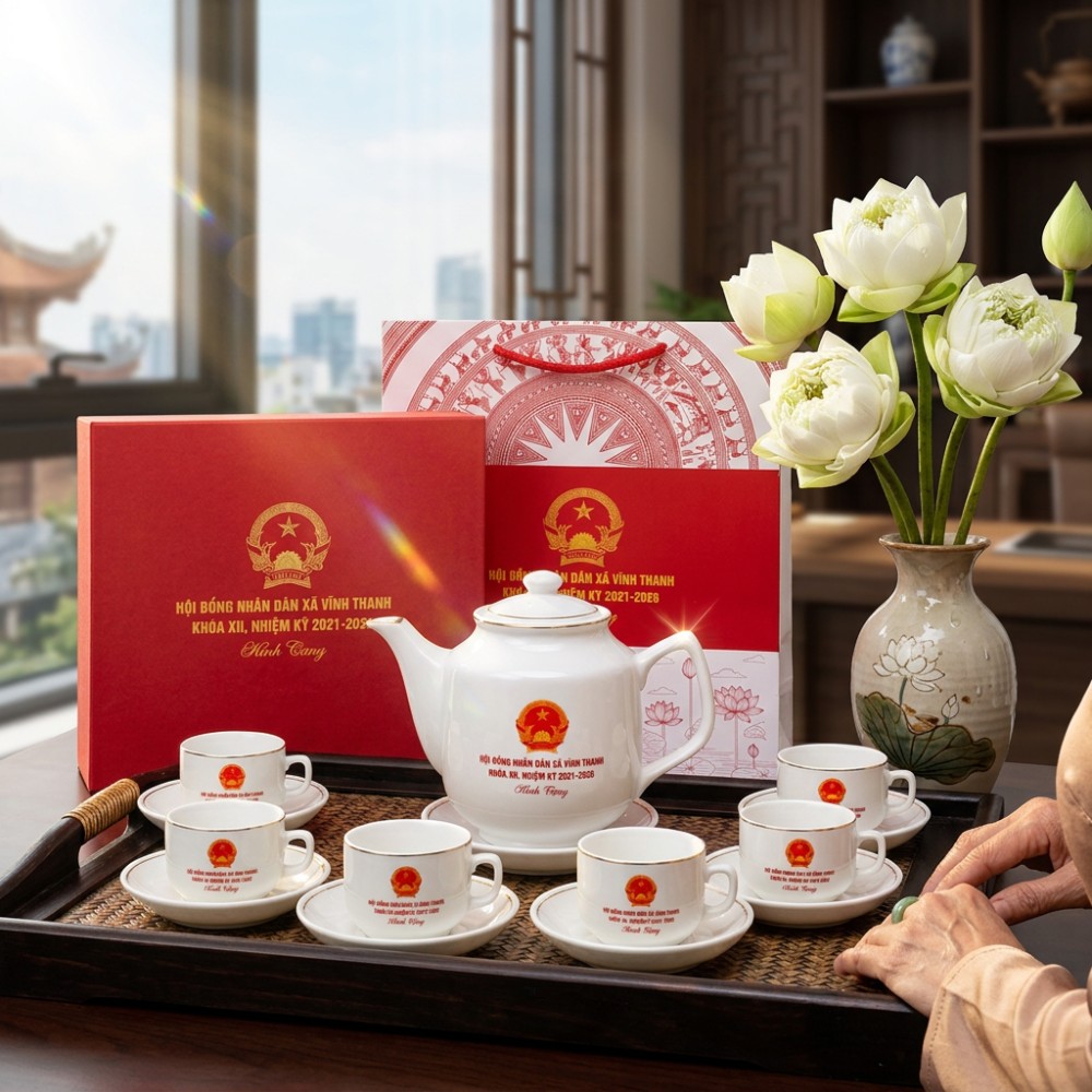 Ánh nắng ban mai rọi qua khung cửa sổ văn phòng hi