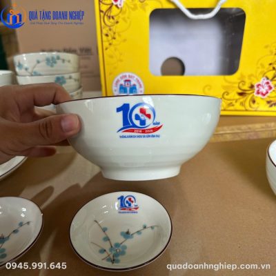 Cận cảnh bát tô canh lớn in logo kỷ niệm 10 năm Phòng khám Đa khoa Sài Gòn Vĩnh Phú
