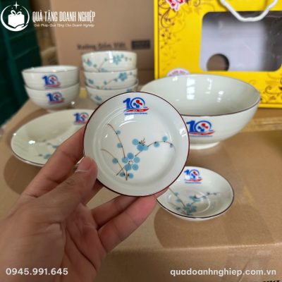 Đĩa gia vị nhỏ vẽ tay hoa mai xanh tinh xảo phối cùng logo kỷ niệm sắc nét trên vành