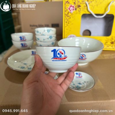 Bát cơm sứ trắng có vân nổi nhẹ quanh thân giúp cầm nắm chắc tay
