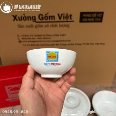 Bát ăn cơm men trắng dáng tròn đều đặn in logo Định Vị Bách Khoa nổi bật