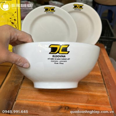 Cận cảnh chiếc bát tô canh sứ trắng dày dặn in logo kỷ niệm 10 năm thành lập ELDOVINA
