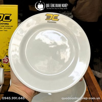 Đĩa tròn sứ trắng cao cấp với logo in sắc nét ở phần vành đĩa