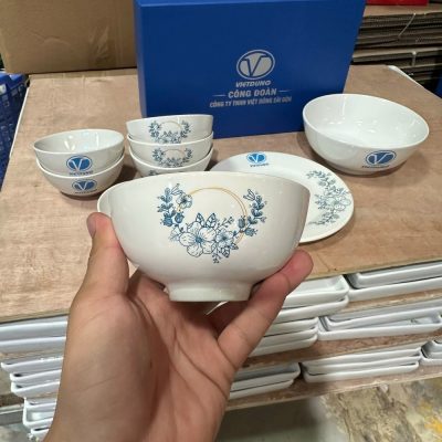 Mặt trước của bát cơm được trang trí bằng vòng hoa dây xanh vẽ chi tiết tỉ mỉ
