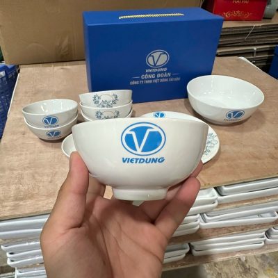 Mặt đối diện của bát cơm thể hiện logo VietDung in hấp nhiệt sắc nét chuẩn màu nhận diện thương hiệu