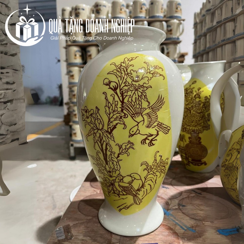 Họa tiết in decal trên lọ hoa sứ Bát Tràng
