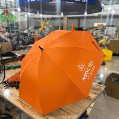 Sản phẩm ô dù in logo Ngoc Tin Holdings hoàn thiện chuẩn bị cho khâu đóng gói