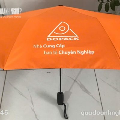 Mẫu ô dù màu cam in logo DOPACK nổi bật trên nền gạch trắng