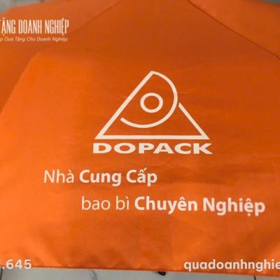 Cận cảnh chi tiết in logo và slogan sắc nét không bị bong tróc trên vải Pongee 190T