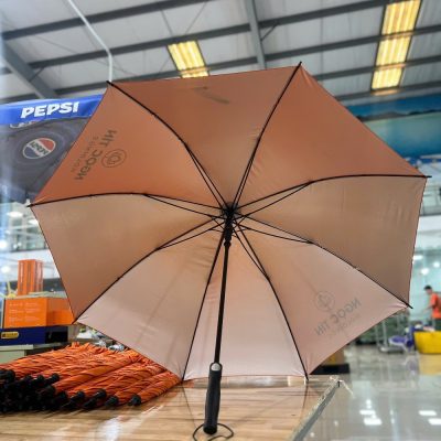 Mặt trong của ô được phủ lớp bạc chống tia UV bảo vệ sức khỏe người dùng