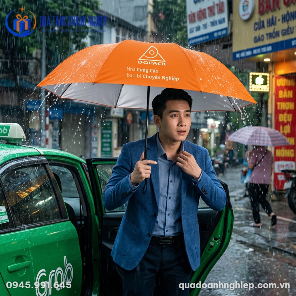 Người trẻ công sở bước nhanh ra khỏi xe dịch vụ dưới trời mưa nhờ chiếc ô tự động tiện lợi