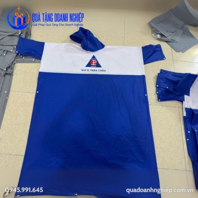 Áo Mưa In Logo Cài Cạnh Có Tay Vải Nhựa Màu Xanh Quà Tặng Doanh Nghiệp