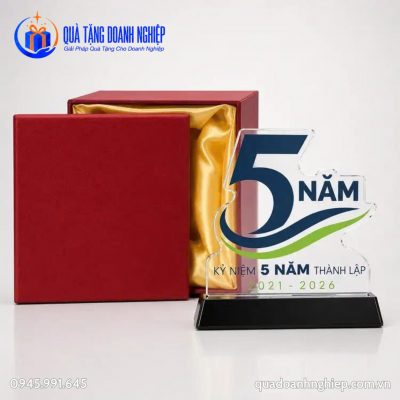 Kỷ Niệm Chương Pha Lê Số 5 Cách Điệu In Logo Quà Tặng Doanh Nghiệp