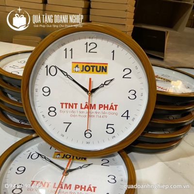 Đồng Hồ Treo Tường Khung Viền Giả Gỗ Quà Tặng Doanh Nghiệp In Logo