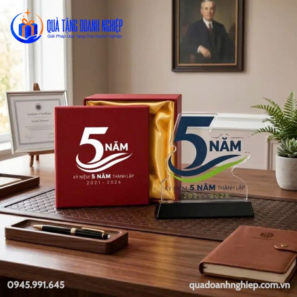 Kỷ Niệm Chương Pha Lê Số 5 Cách Điệu In Logo Quà Tặng Doanh Nghiệp