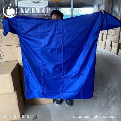 Áo Mưa Bít In Logo Vải Dù Vân Tổ Ong Màu Xanh Quà Tặng Doanh Nghiệp