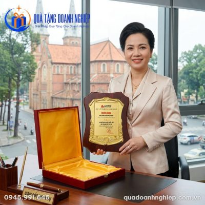 Bảng Vinh Danh Gỗ Đồng Bo Viền In Logo AKITO Quà Tặng Doanh Nghiệp