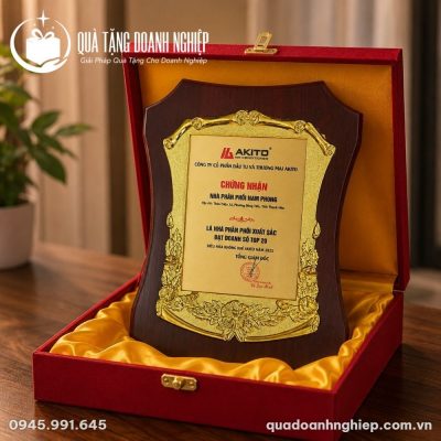 Bảng Vinh Danh Gỗ Đồng Bo Viền In Logo AKITO Quà Tặng Doanh Nghiệp