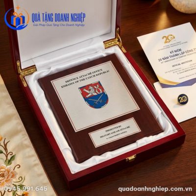 Bảng Vinh Danh Gỗ Đồng In Logo Quà Tặng Doang Nghiệp