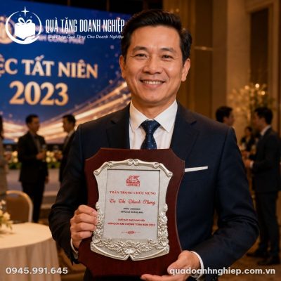 Bảng Vinh Danh Gỗ Đồng Mạ Bạc In Logo Quà Tặng Doanh Nghiệp