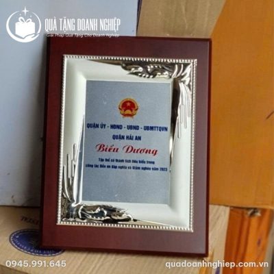 Bảng Vinh Danh Khung Gỗ Cổ Điển In Logo Quà Tặng Doanh Nghiệp
