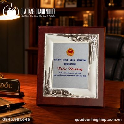 Bảng Vinh Danh Khung Gỗ Cổ Điển In Logo Quà Tặng Doanh Nghiệp