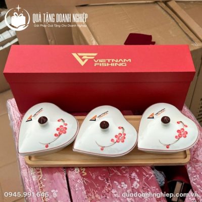 Bộ 3 Hũ Đựng Mứt Tết Bằng Sứ Dáng Trái Tim In Logo Quà Tặng Doanh Nghiệp