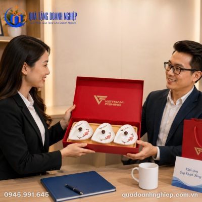 Bộ 3 Hũ Đựng Mứt Tết Bằng Sứ Dáng Trái Tim In Logo Quà Tặng Doanh Nghiệp