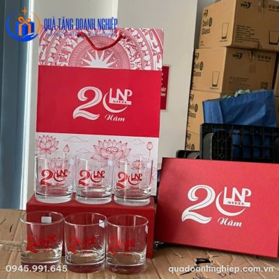Bộ 6 Ly Thủy Tinh Dáng Lùn Quà Tặng Doanh Nghiệp In Logo Kỷ Niệm 20 Năm Thành Lập