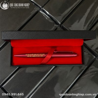 Hộp giấy mỹ thuật đen lót nhung đỏ sang trọng đựng bút bi BK-01 đặt trên nền hộp đen bảo vệ