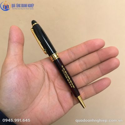 Cận cảnh thân bút ký BK-02 được khắc tên cá nhân hóa sắc nét hiển thị màu vàng kim rực rỡ trên tay người dùng