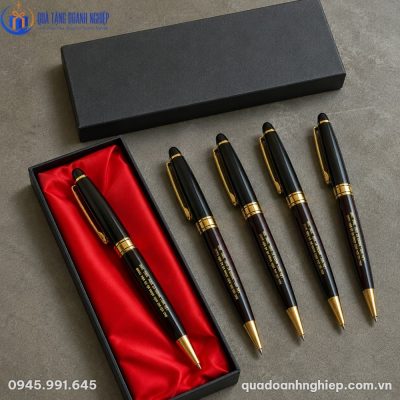 Bộ năm cây bút ký kim loại đen mạ vàng BK-02 được bày trí trang trọng cùng hộp lót lụa đỏ