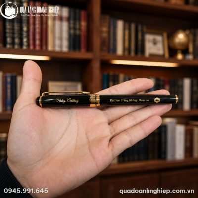 Bút ký kim loại BK-03 nằm vừa vặn trong lòng bàn tay thể hiện kích thước 14cm cân đối
