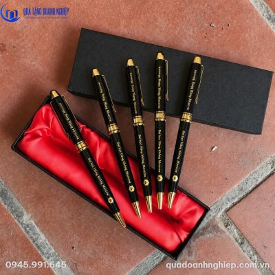 Bộ năm chiếc bút ký BK-03 khắc chữ vàng kim sắc nét đặt cạnh hộp xi lót nhung đỏ