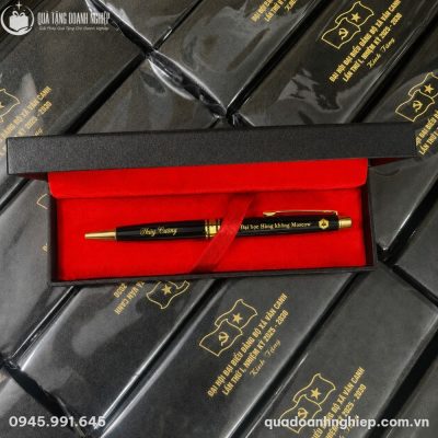 Bút ký BK-03 đặt trang trọng trong hộp quà lót nhung đỏ rực rỡ xếp cùng các hộp quà đại hội
