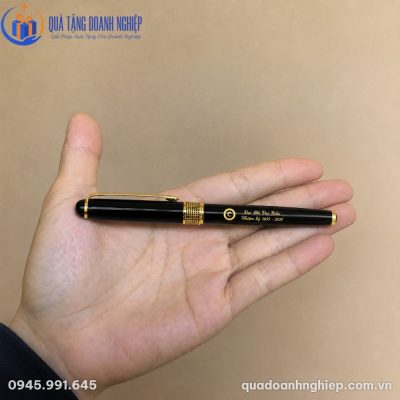 Cận cảnh chiếc bút ký BK-05 mạ vàng tinh xảo được đặt gọn gàng trong lòng bàn tay